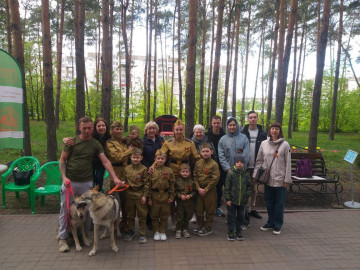 Сотрудники ГДЮЦ «Спортивный» 9 мая организовали интерактивную спортивную площадку для всех желающих в Парке Победы