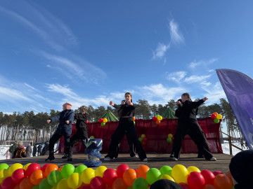 На стадионе поселка Силикатный прошло грандиозное праздничное народное гуляние 