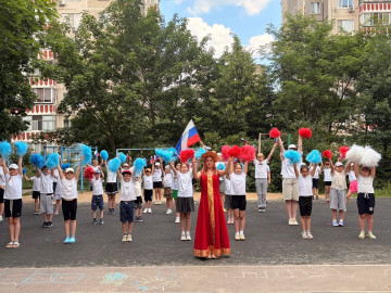 Как прошёл наш день в лагере? Ярко, солнечно и по-настоящему по-русски!